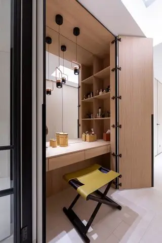 dressing entouré d'armoires sur mesure