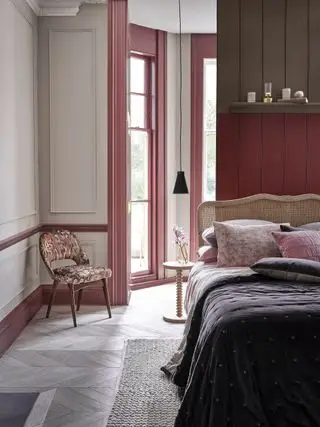 분홍색, 빨간색, 흰색 색조로 칠해진 침실