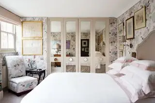 거울이 달린 옷장이 있는 라일락 침실