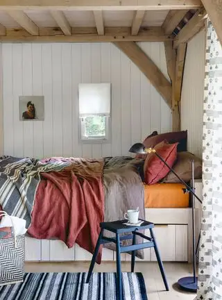 Hytteseng under takskjegget