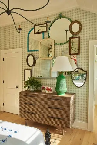 Ložnice s vintage zrcadla na zdi