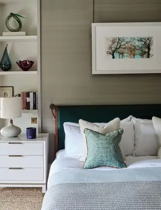 Grå soveromsideer med teksturert vegg og soveromsoppbevaring