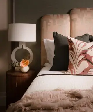 Chambre avec lit gros plan de la tête de lit et des oreillers