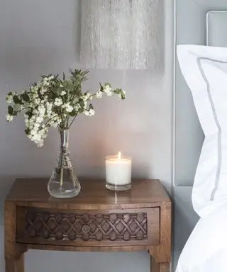 Comodino in una camera da letto