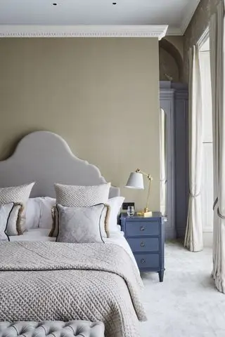 Chambre masculine neutre avec mobilier gris et bleu par Sims Hilditch