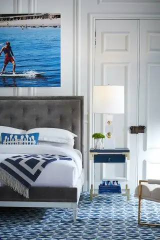 idées de chambre pour hommes, chambre bleue et blanche avec art de Jonathan Adler