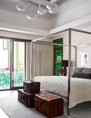 Idées de chambre à coucher pour hommes avec lit à baldaquin et valises vintage