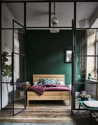 chambre verte avec portes crittall par ercol