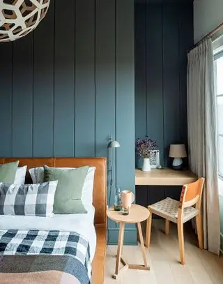 Blått soverom med skrivebord i alkove