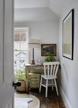 Soverom med et vintage skrivebord