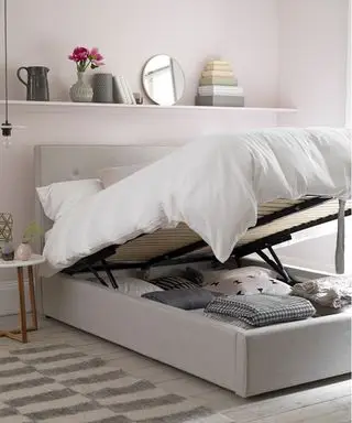 Oppbevaringsideer under sengen med ottomansk seng