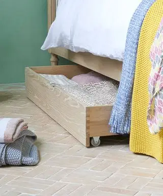 Oppbevaringsideer under sengen med treskuff