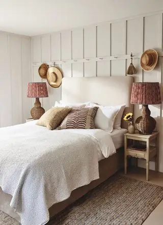 Chambre rustique avec lampes de table en rotin d'Oka
