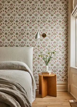 Chambre beige avec papier peint arts et métiers