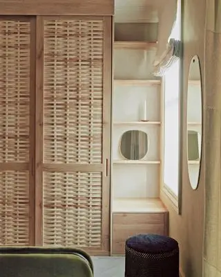 Chambre beige avec armoire en bois clair par Sebastian Cox