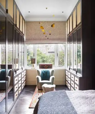 Et eksempel på ideer til oppbevaring av soverom som viser et walk-in-garderobeområde i et soverom med doble galleriskap og skuffer