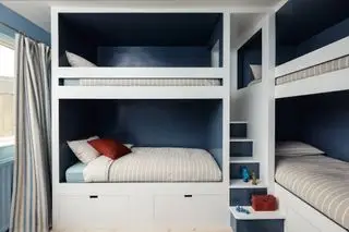 tenåringsgutter soverom med flere køyer, blått interiør, stripe sengetøy, blå stripe gardiner