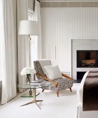 Biely spálňový kút so skriňou na mieru a bielym kobercom a závesmi s ležadlom