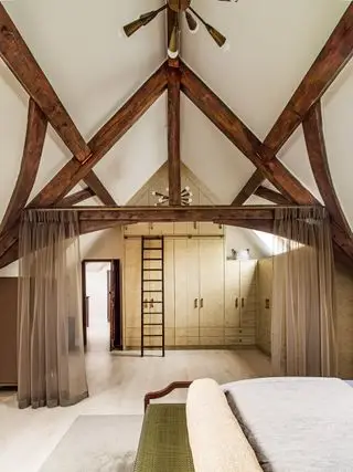 Dispozícia spálne so závesovou priečkou a šatňou