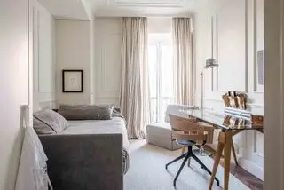 Chambre d'amis neutre avec lit de repos