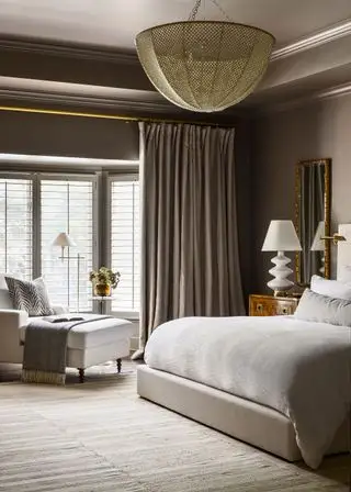 chambre aux couleurs taupe et lit double avec méridienne