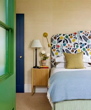 chambre avec revêtement mural en tissu et lit avec tête de lit à motifs