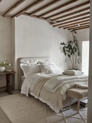 Chambre relaxante avec literie et jetés White Company