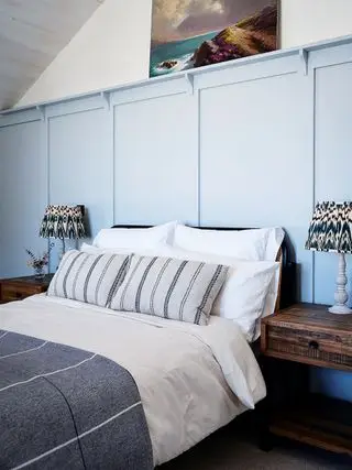 chambre avec lambris bleu
