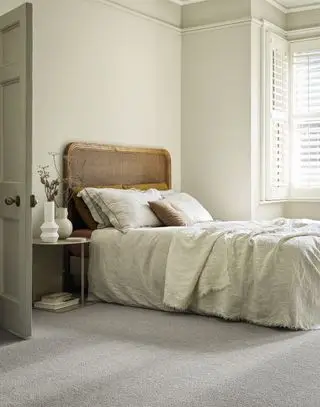 Chambre zen avec tapis crème Kersaint Cobb