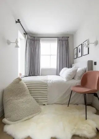 Petite chambre d'amis avec tapis en peau de mouton TR Studio