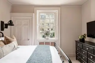 neutrales kleines Hauptschlafzimmer