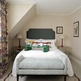 kleines Hauptschlafzimmer mit beigen Wänden