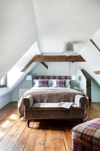 kleines Hauptschlafzimmer mit Alkoven-Stauraum