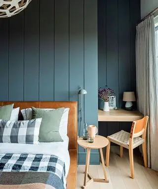 grønt panelt soverom med alkove skrivebord og stol