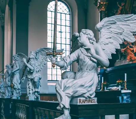 Du er nødt til at lære de seks magtfulde karakterer af erkeengelen Raphael at kende