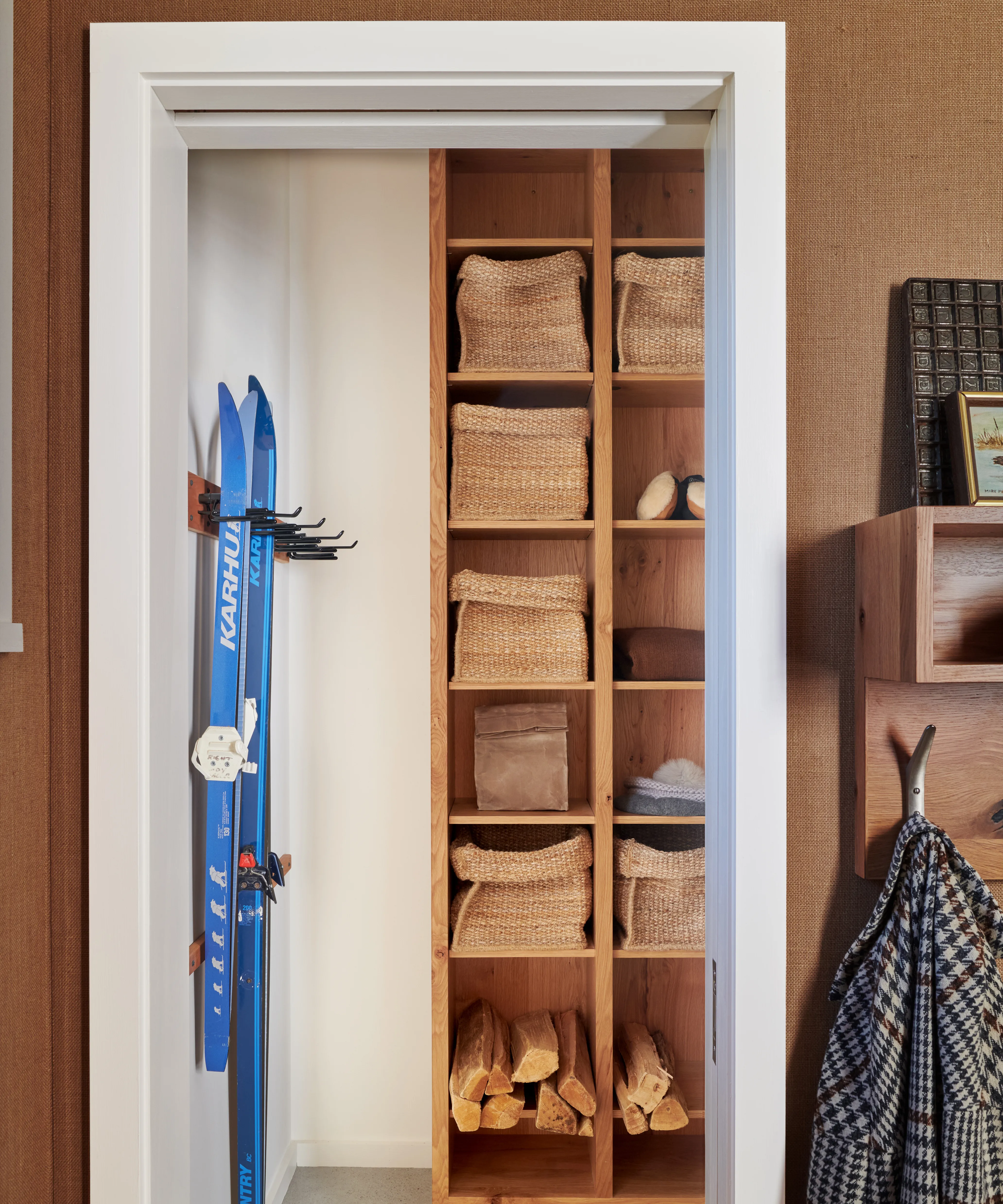 mudroom com esquis e caixas de armazenamento' loading='lazy' title=