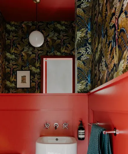 tocador con paneles rojos y papel tapiz estampado' loading='lazy' title=