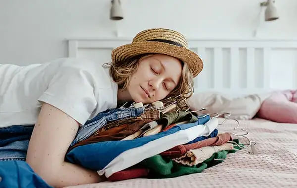 Forenkle skapet ditt ved å eliminere disse 33 irriterende tingene