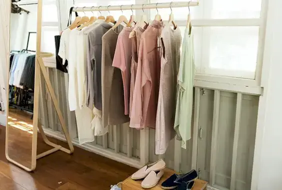 Cómo vestirse con menos y la alegría de un armario zen