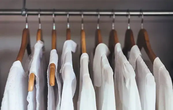 Sjekkliste for garderobeutrydding: 8 ting som ikke hører hjemme i skapet ditt