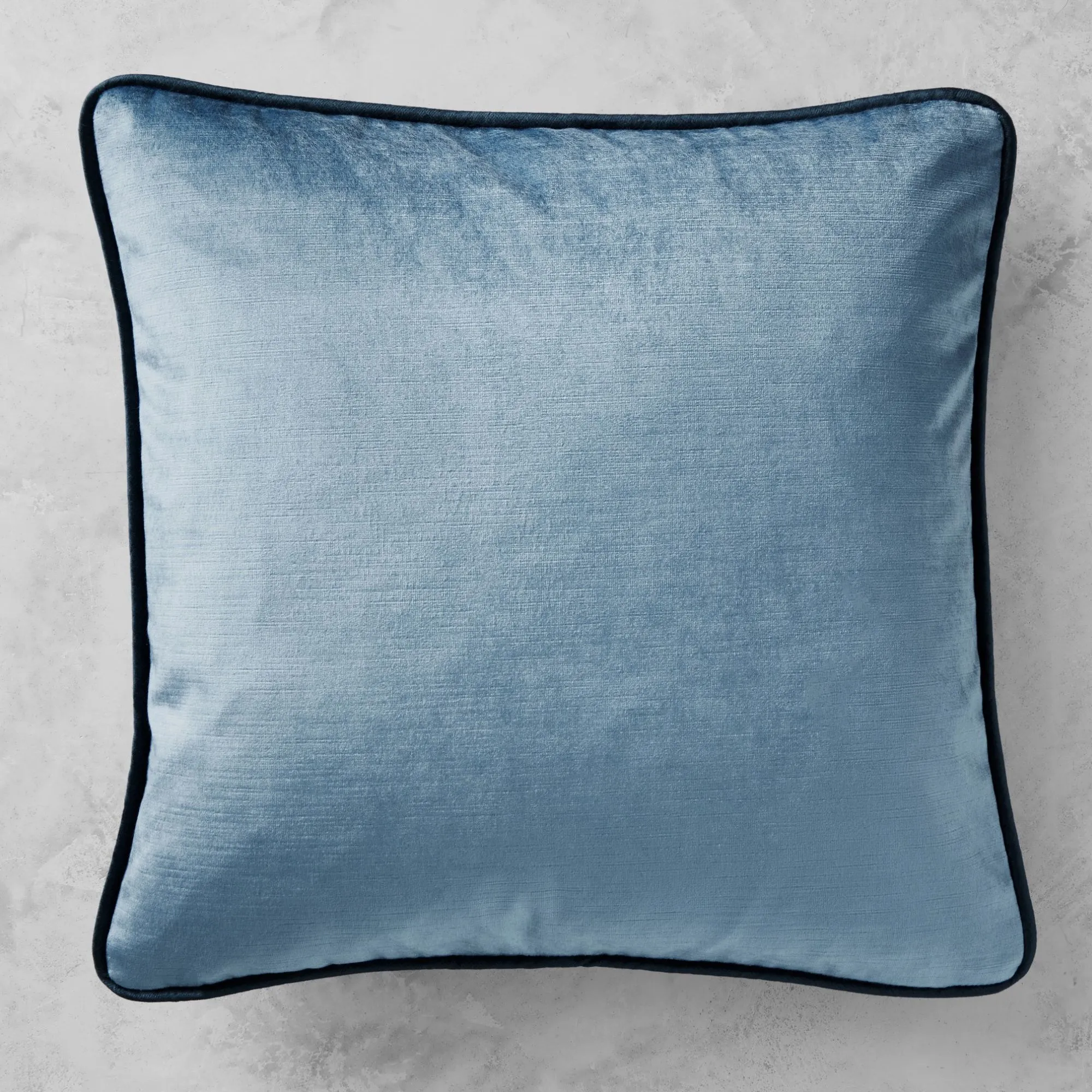 Housse de coussin en velours Signature (20 X 20) en bleu français' loading='lazy' title=