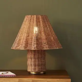 La cuisine adulte d'Emma Chamberlain à Los Angeles est une leçon de design moderne du milieu du siècle