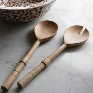 La couleur des armoires de cuisine de « luxe silencieux » d'Anne Hathaway dominera nos maisons en 2025, selon les experts