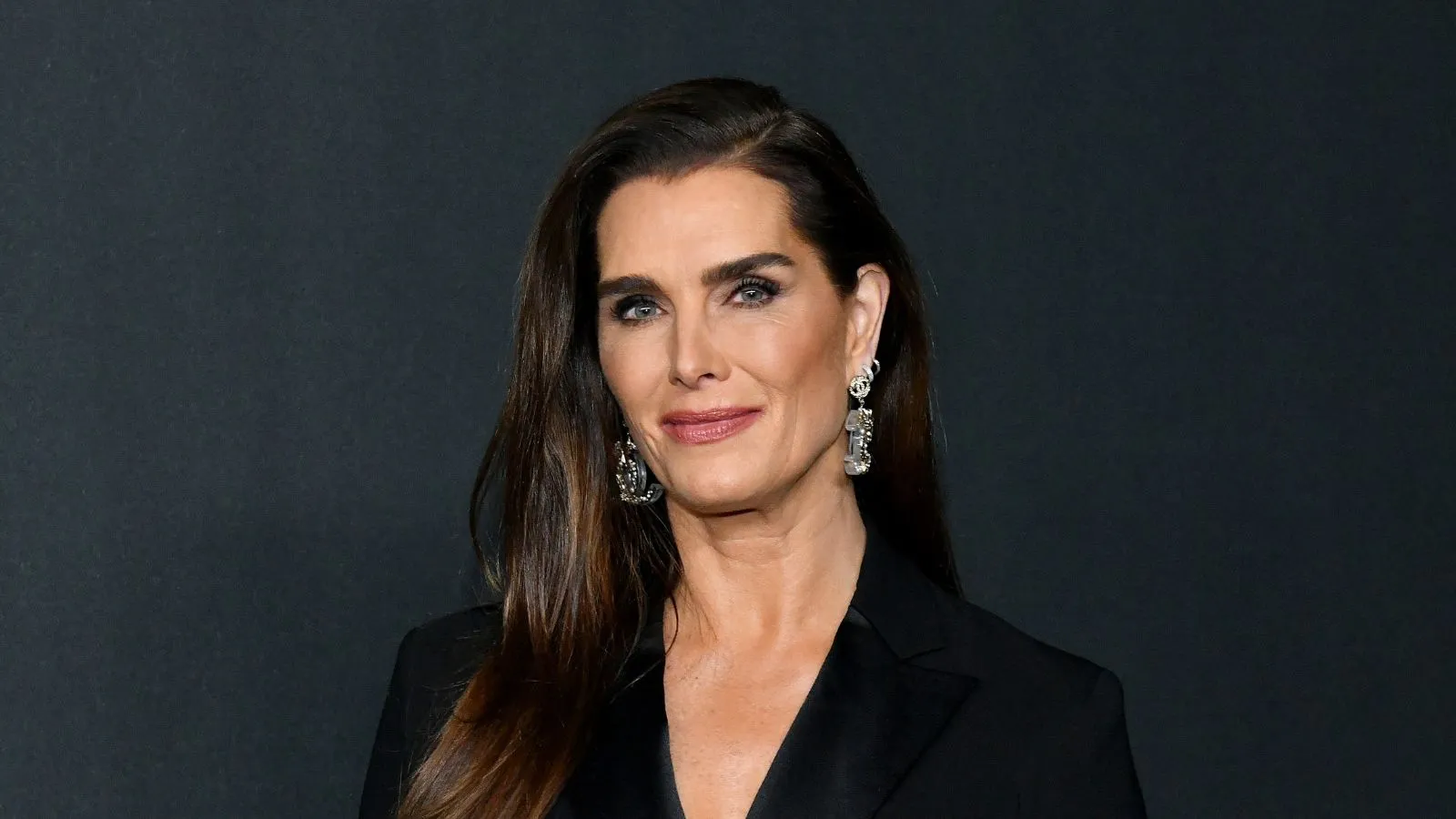 Brooke Shields sur un fond de couleur charbon' loading='lazy' title=