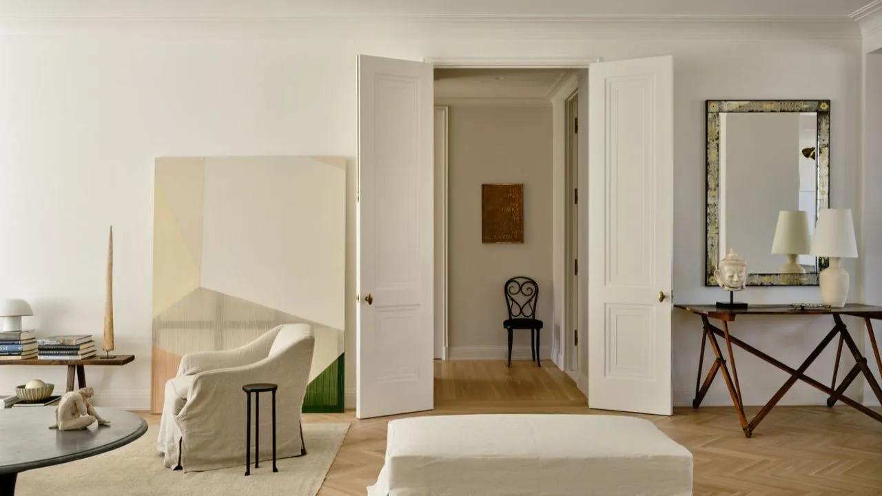 „Es ist wie eine große weiße Kiste“: Wie Este Haim ein schlichtes, minimalistisches Zuhause in eine Meisterklasse für Textur, Objekte und Accessoires verwandelte