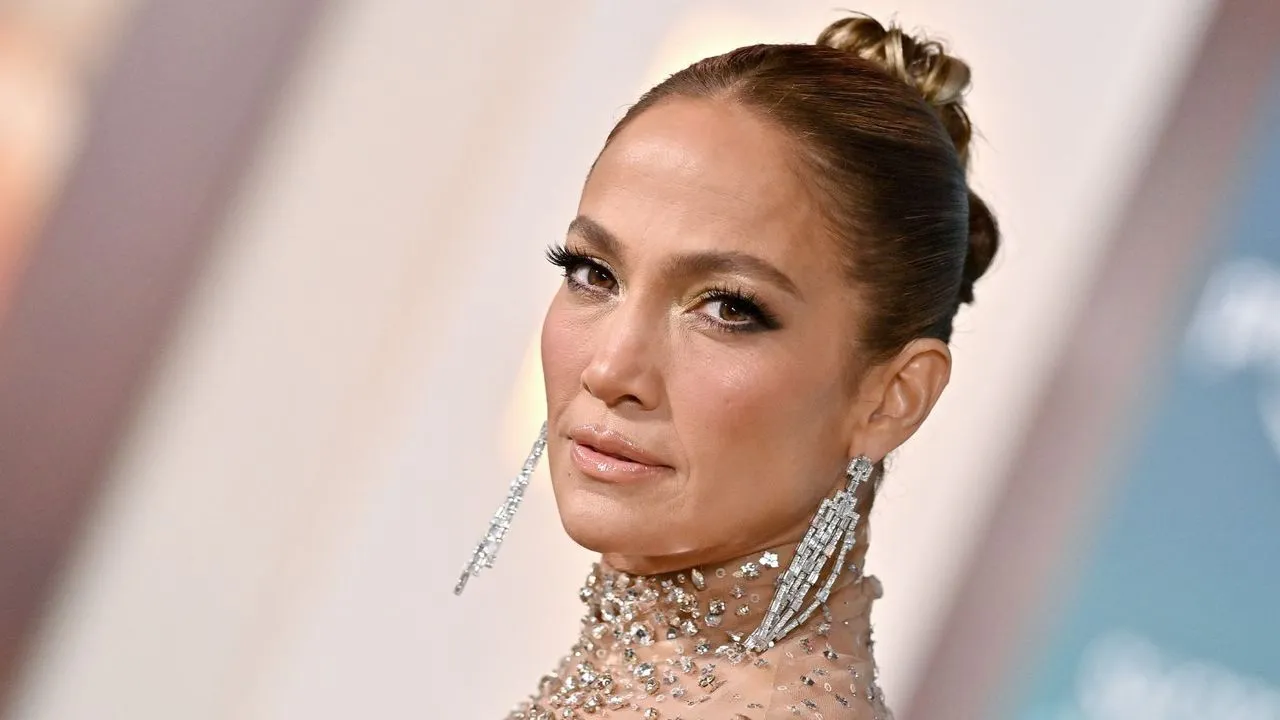 Jennifer Lopez em um fundo bege' loading='lazy' title=