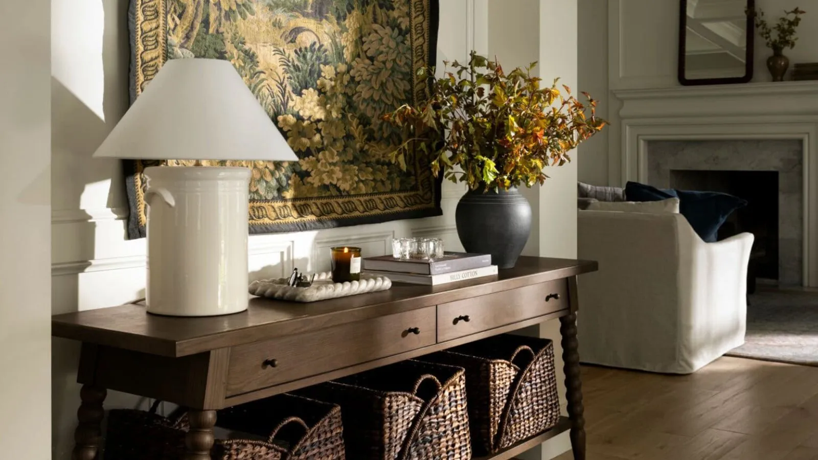 Vstupný stôl z kolekcie McGee & Co Fall Collection Syled s stolom v štýle vintage v štýle cievok s tapisériou zaveseným a štylizovaným s košmi lampa a váza s lístiami' loading='lazy' title=