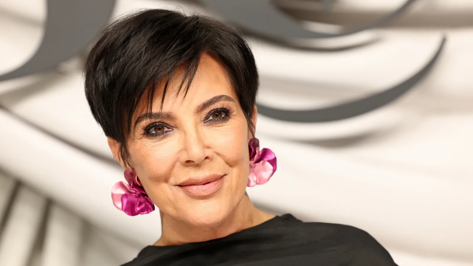 Cette rare photo d'archives des bas rouges, blancs et verts de Kris Jenner prouve que certains décors de vacances ne sont pas seulement classiques : ils peuvent impressionner pendant des décennies