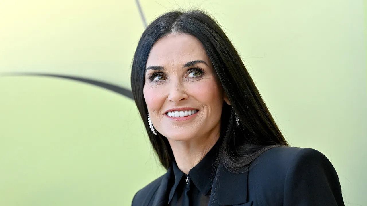 Il salotto di Barack e Michelle Obama del 2004 sostiene una tendenza del divano dimenticata (e non ortodossa) che eleva gli spazi trascurati