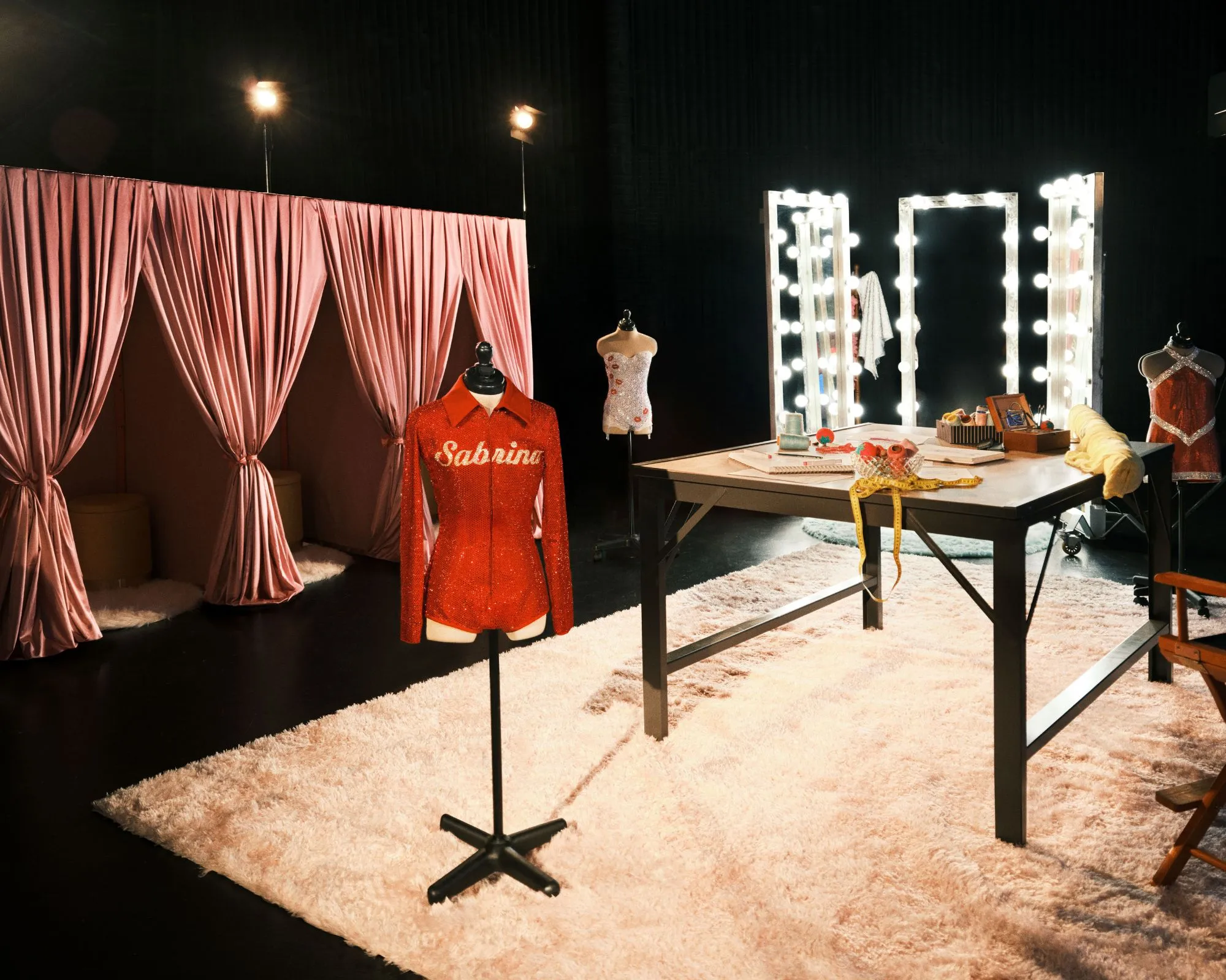 Sabrina Carpenter sur le tournage de sa courte et douce tournée' loading='lazy' title=